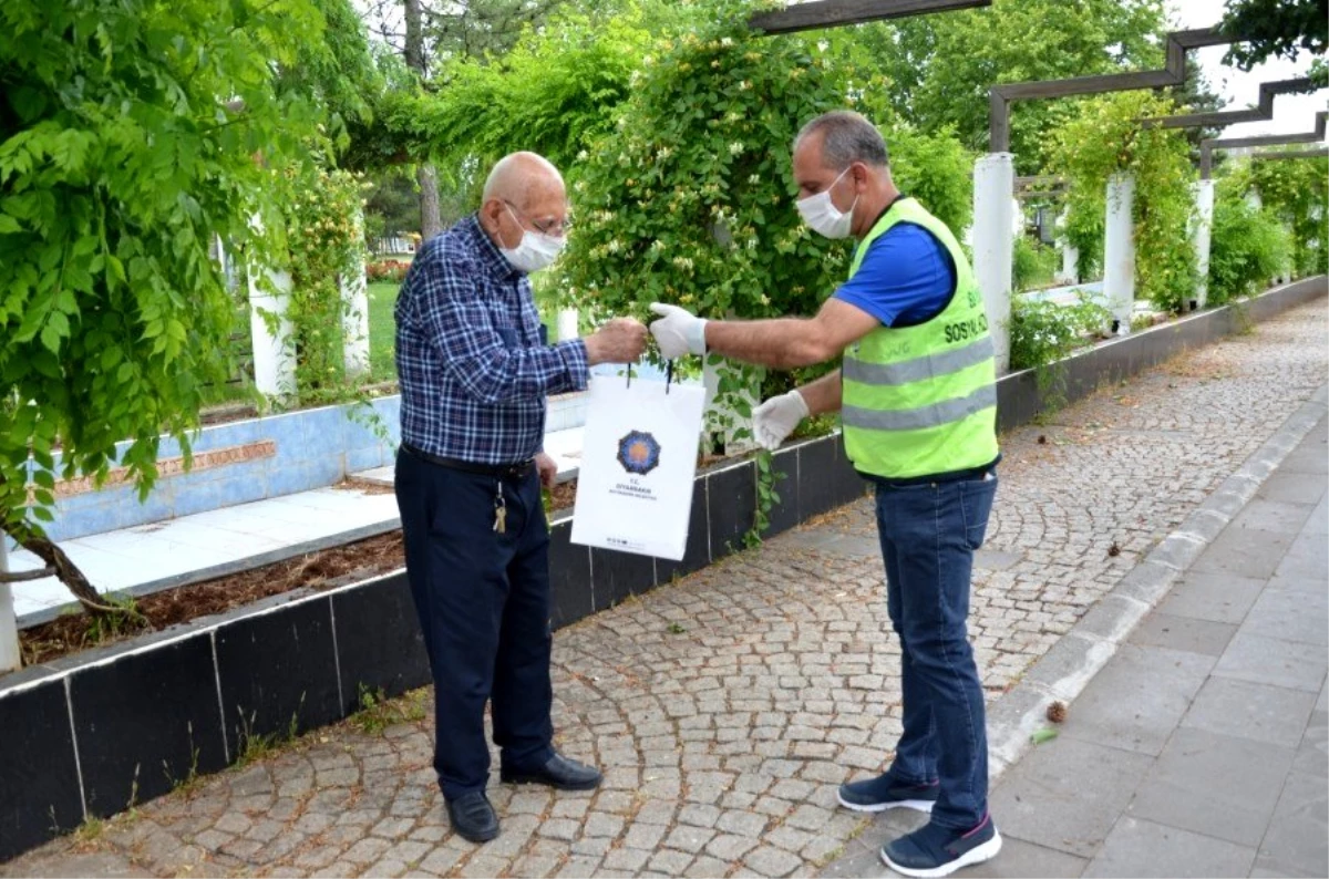 Büyükşehir Belediyesi yaşlıları yalnız bırakmayarak bayramlarını kutladı