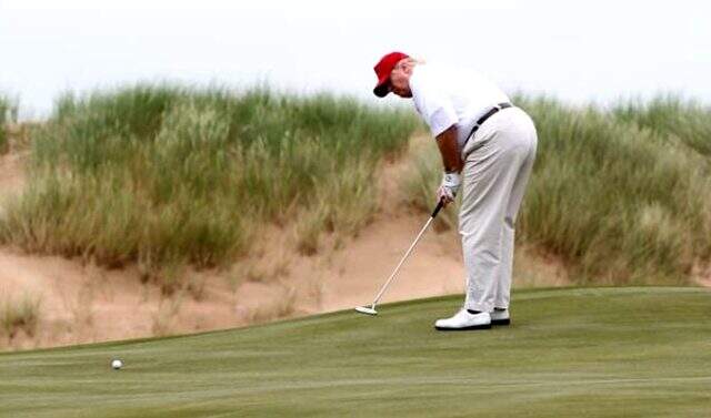 Can kaybının 100 bine dayandığı ABD'de koronavirüs, Trump'ın golf keyfine engel olmadı
