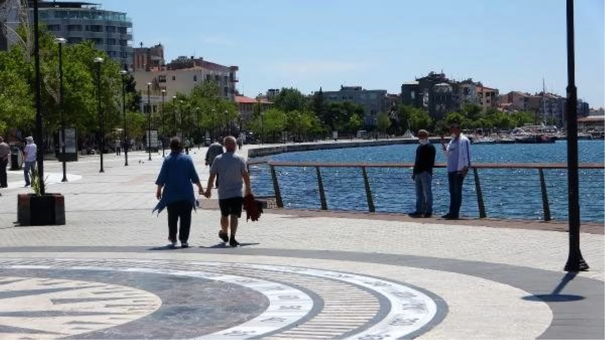 Çanakkale\'de 65 yaş üstü vatandaşlar kordonda gezdi