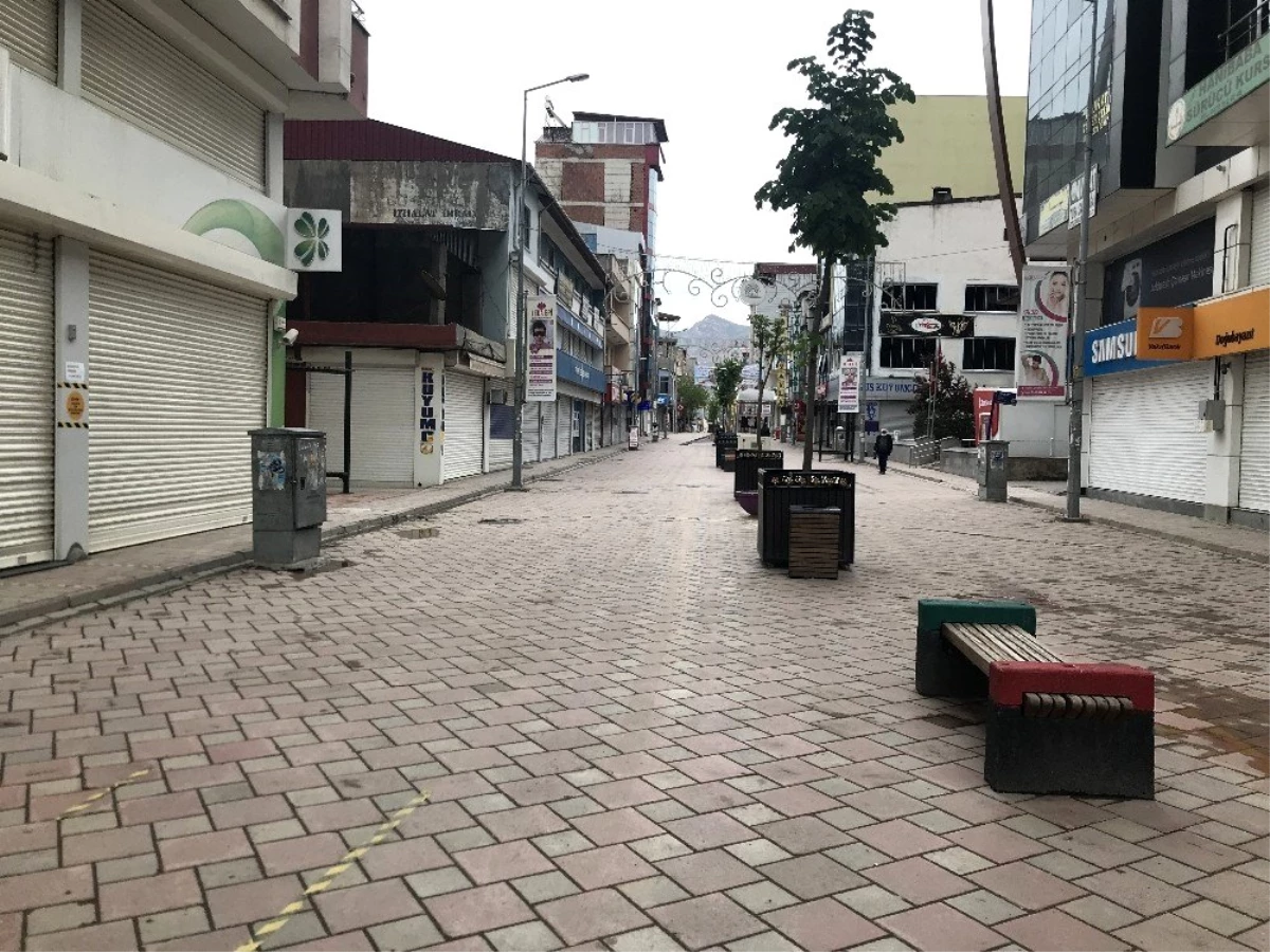 Doğubayazıt\'ın cadde ve sokakları boş kaldı