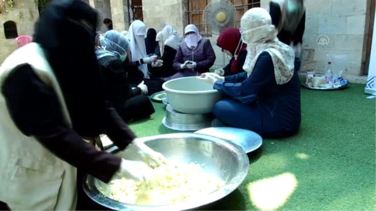 Gazzeli kadınlar, bayram kurabiyeleriyle ihtiyaç sahiplerinin yüzünü güldürüyor