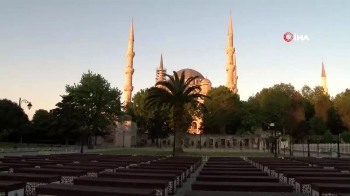 İstanbul\'da bayram sabahı dolup, taşan camiiler ve meydanlar boş kaldı