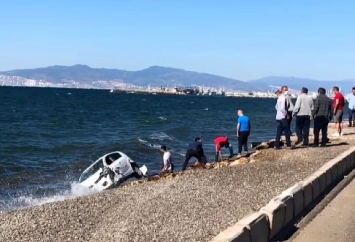 İzmir\'de kaza sonrası takla atan otomobil denize düştü: 3 yaralı