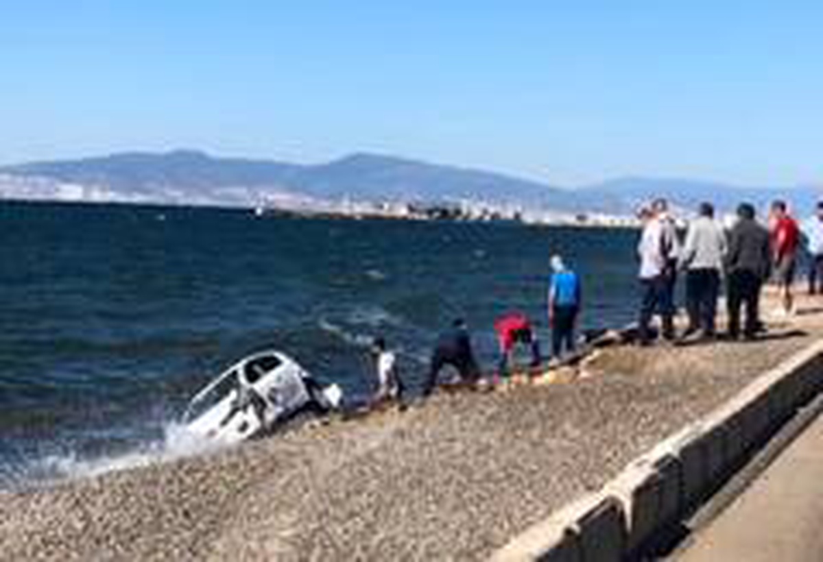 İzmir\'de kaza sonrası takla atan otomobil denize düştü: 3 yaralı