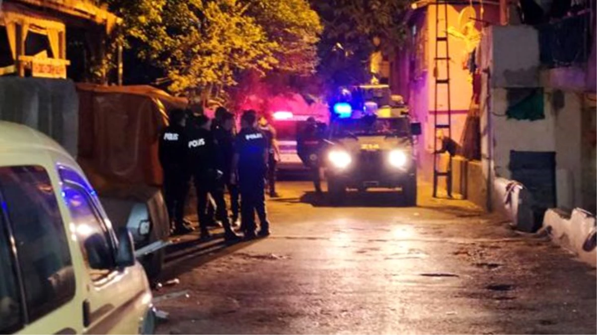Kadıköy\'de "kız meselesi" yüzünden çıkan kavga kanlı bitti: 4 yaralı