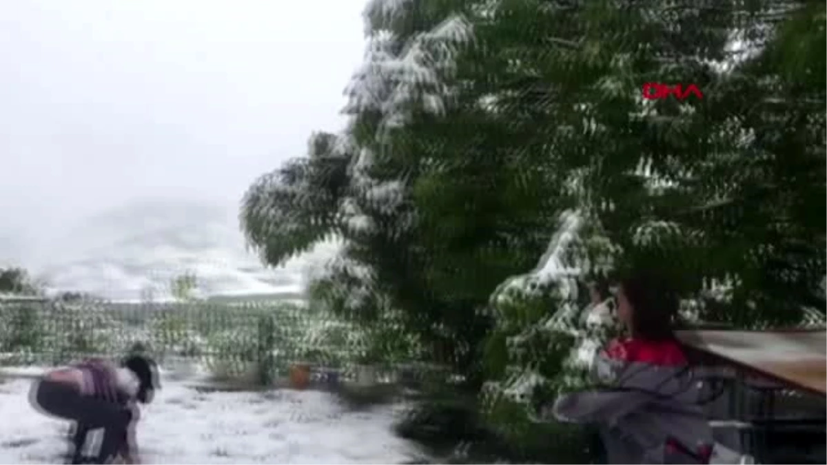 Kahramanmaraş\'a kar yağdı, çocuklar kartopu oynadı
