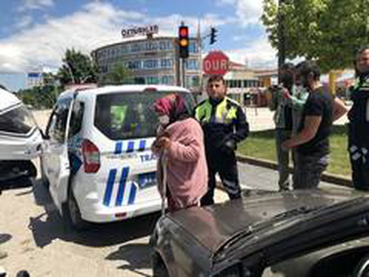 Kısıtlamaya rağmen dışarı çıkan yaşlı kadının yardım isteğini polis geri çevirmedi