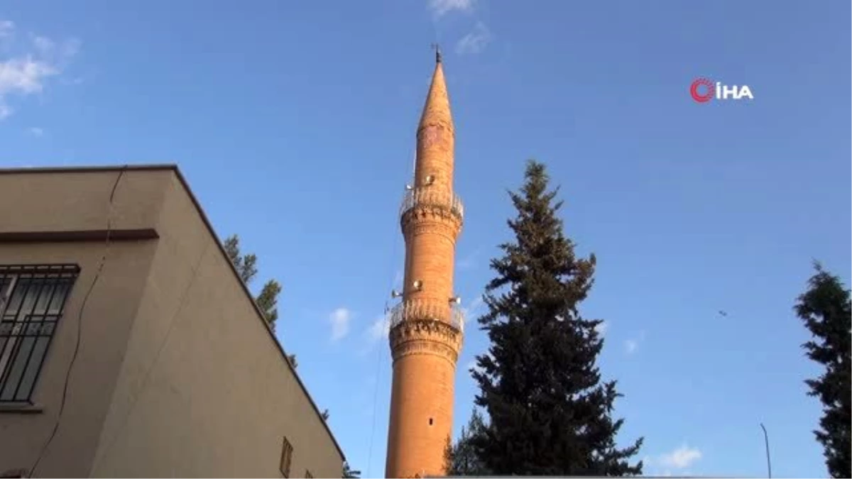 Korona virüs sebebiyle bayramda boş kalan camilerin minarelerinden tekbirler yükseldi