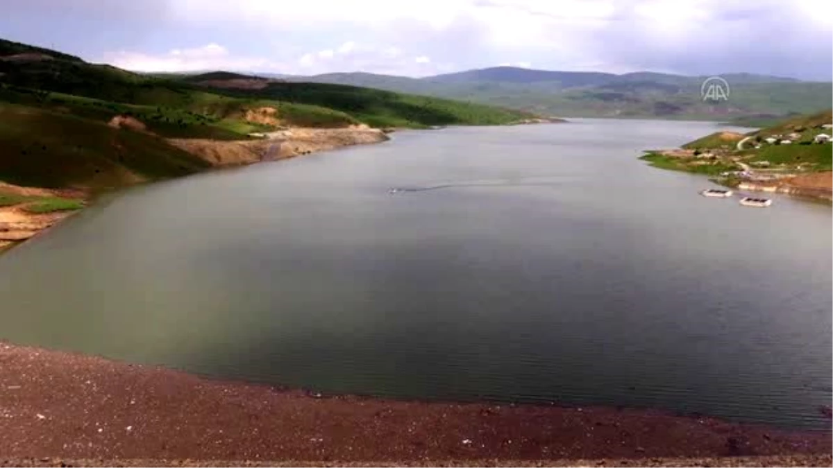 Kullandığı iş makinesiyle Alparslan-2 Barajı göletine düşen operatör kayboldu