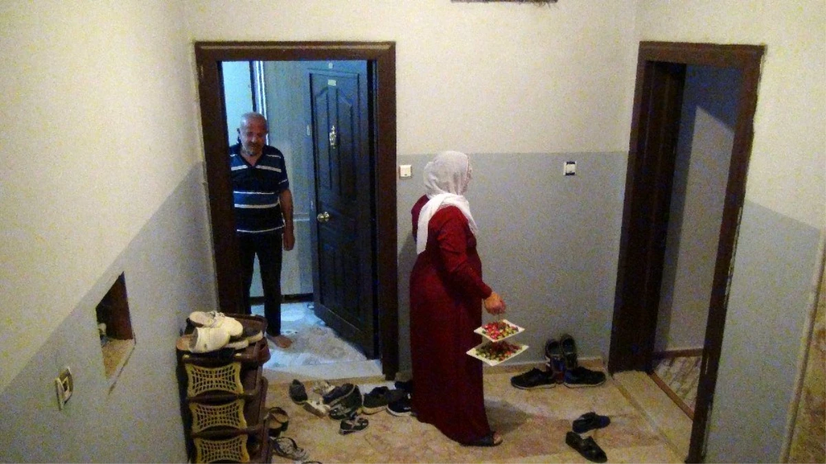 Mardin\'de komşuların sosyal mesafeli bayram kutlaması