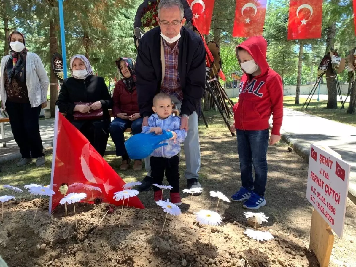 Minik Mete, şehit babasının kabrine su döktü