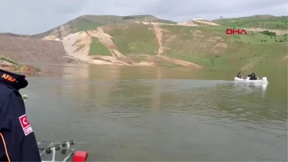 MUŞ Baraj gölüne yuvarlanan iş makinesinin operatörü kayboldu