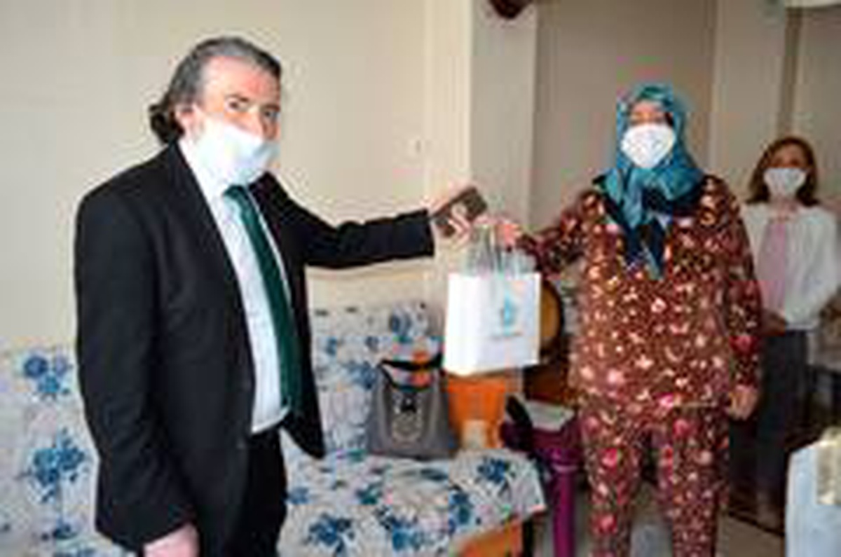 Sokağa çıkamayan yaşlıların bayramını kutladılar