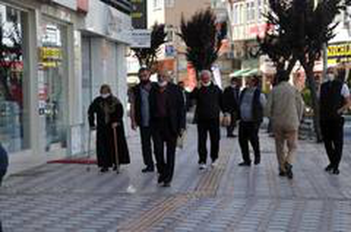 Sokağa çıkma izni olan yaşlılar cadde ve parklara doldurdu