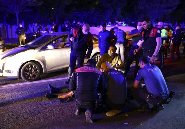 Son Dakika: Ankara'da bir araç polis noktasına daldı: 6 polis yaralı