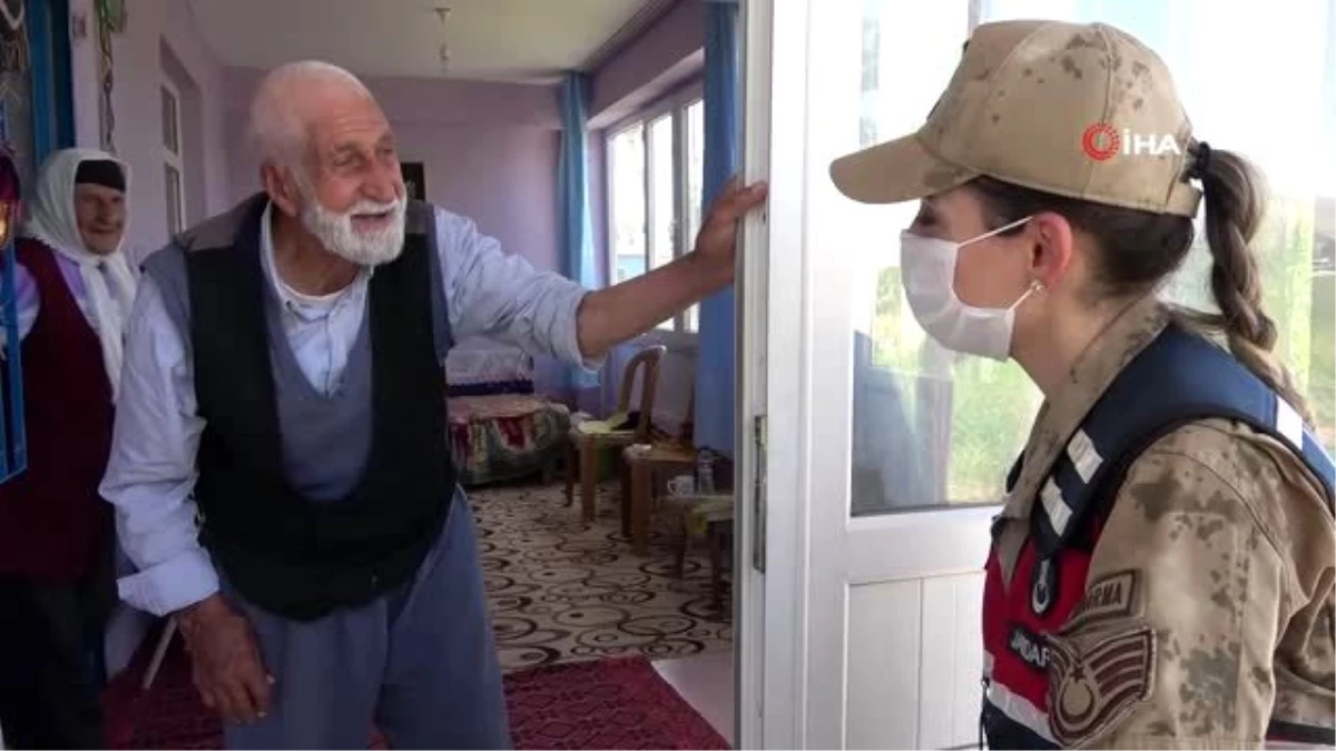 65 yıllık evli çiftin kadın astsubaylarla \'Bayram Harçlığı\' diyaloğu gülümsetti