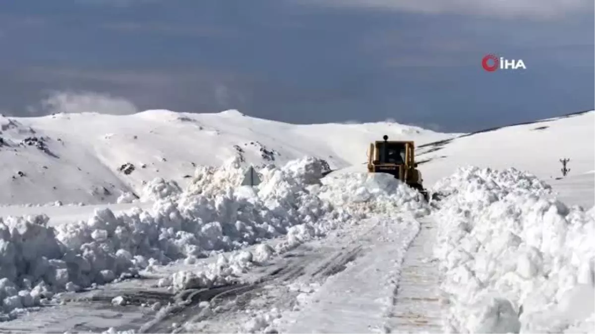 Bayburt\'ta Mayıs ayında karla mücadele çalışmaları sürüyor