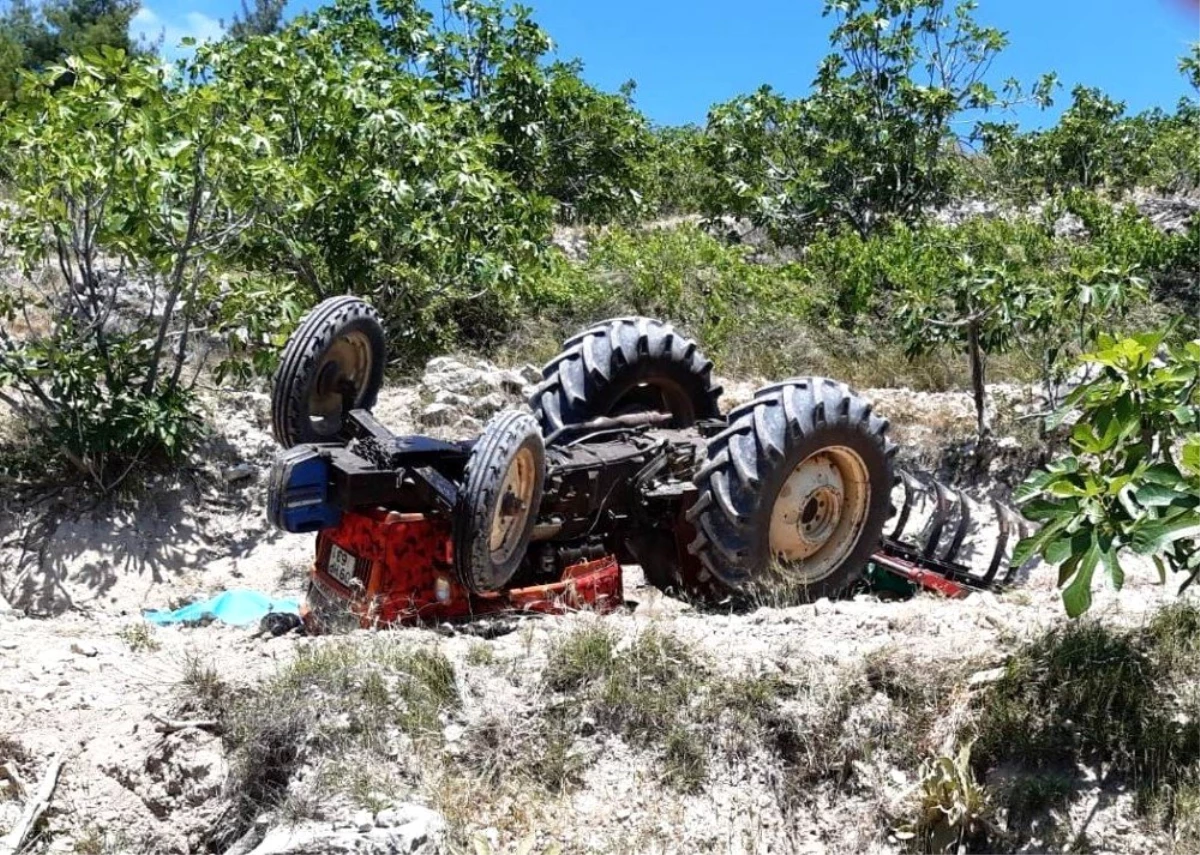 Eşi yardım etmek için çırpınsa da traktörün altında kalan yaşlı adam kurtarılamadı