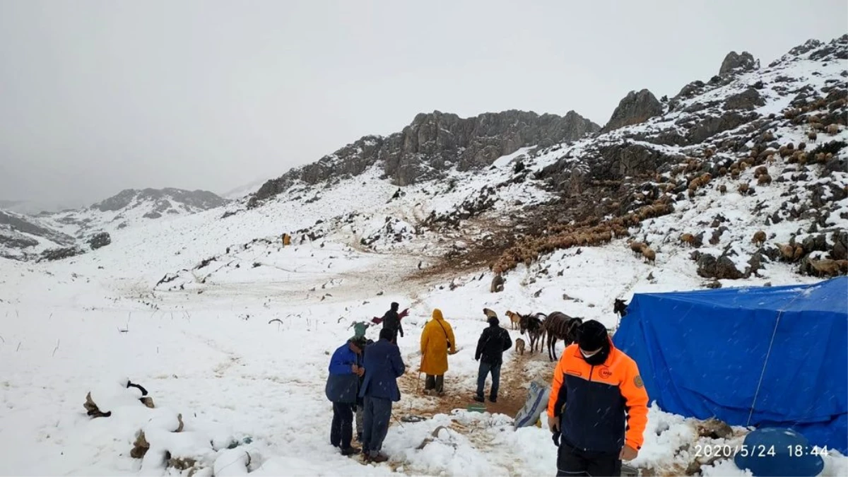 Elbistan\'da kar nedeniyle yaylada mahsur kalan çobanlar ve 2 bin hayvanı kurtarıldı