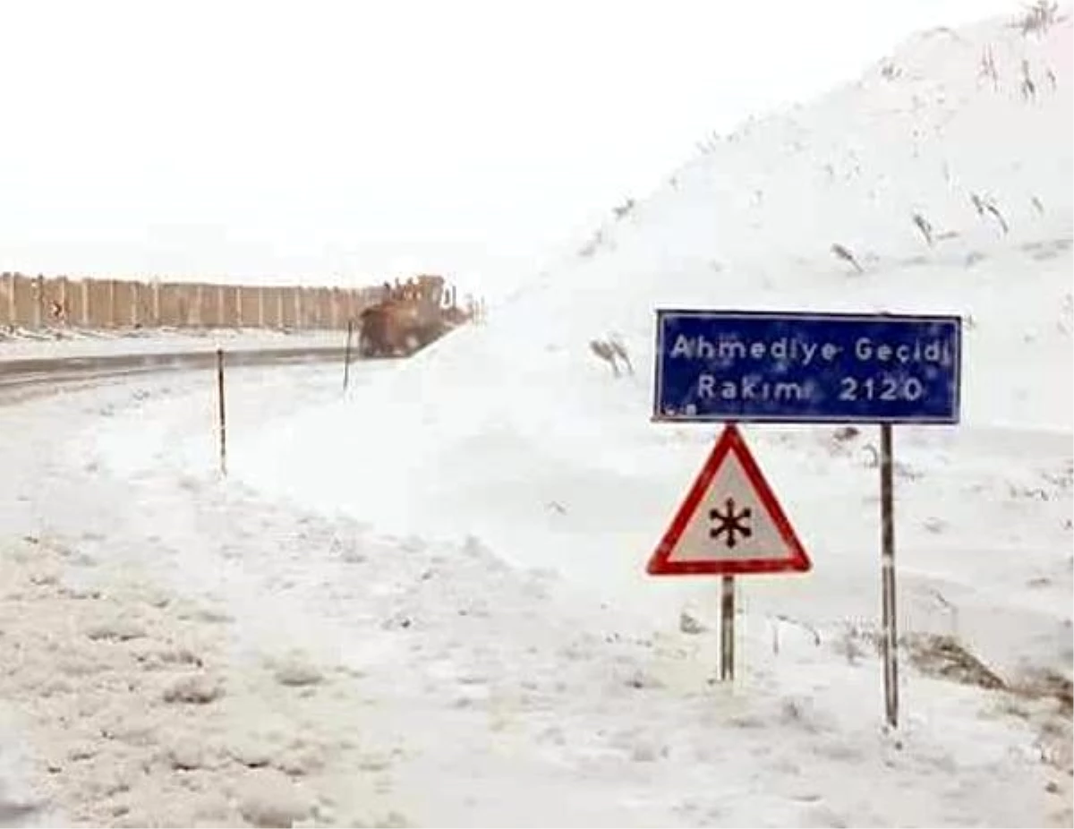 Erzincan\'da köy yolları, mayıs ayında kardan kapandı