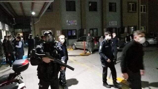 Hamile kadını tekmeleyen alkollü muhtar, linçten kurtaran polise de saldırdı