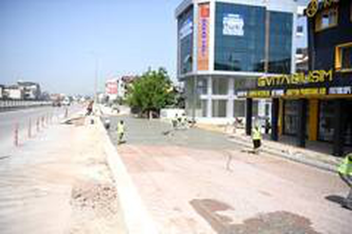 Kartepe\'de Ankara Caddesi\'ne yol betonu atıldı