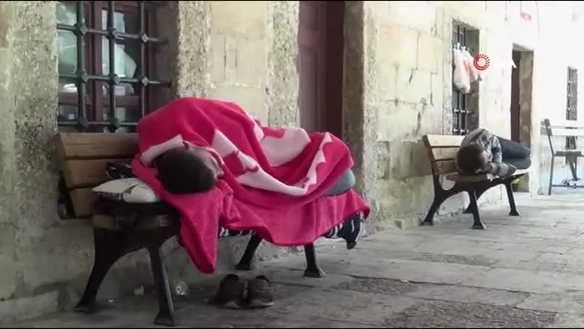 Onların evi sokaklar&hellip;Gidecek yeri olmayan vatandaşlar kısıtlamada