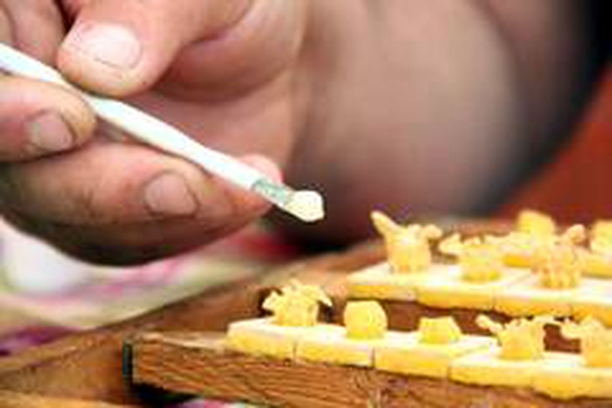 Vücuttaki ölü hücreleri yenileyen arı sütünün gramı 8 TL, kilosu ise 8 bin TL\'den satılıyor