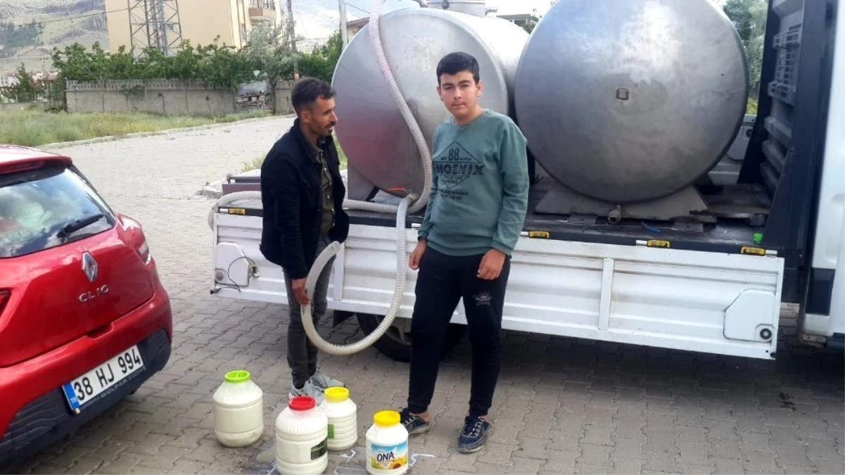 Süt toplayıcısı iki kardeş mahallede süt dağıttı