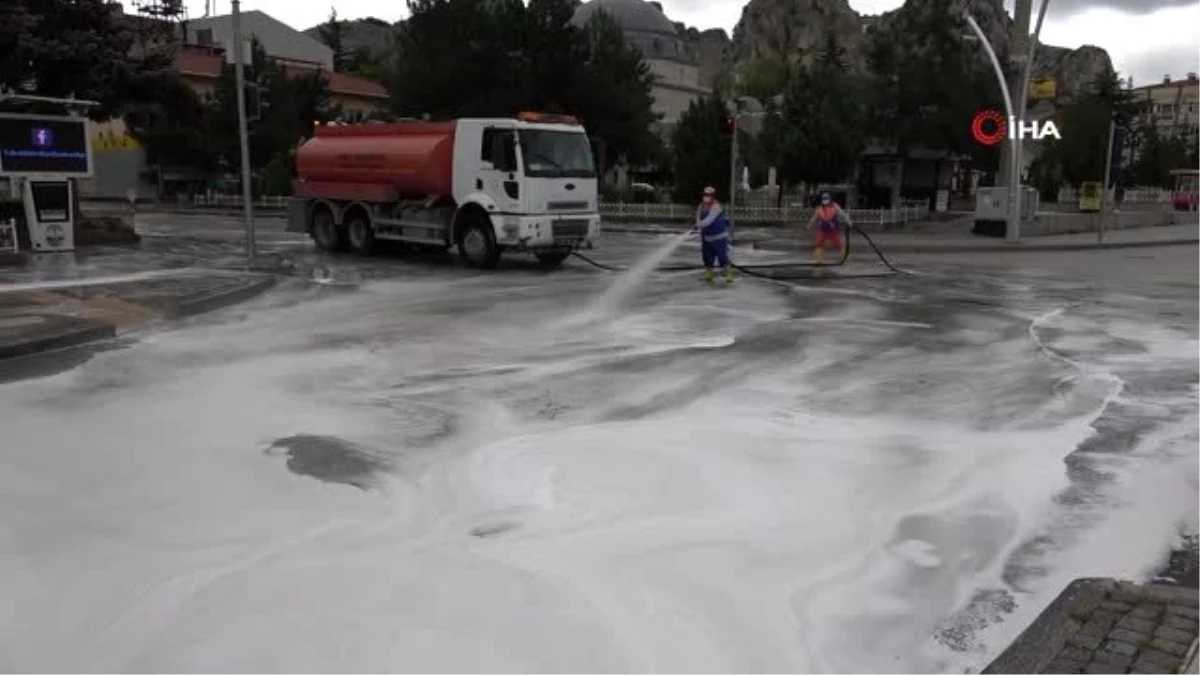 Tokat Belediyesi ekipleri boşalan cadde ve sokaklarda dezenfekte çalışması yaptı