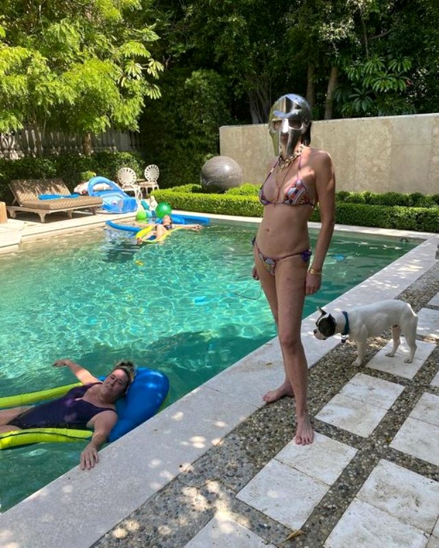 62 yaşındaki Sharon Stone, havuzun önünde kasklı ve bikinili poz verdi