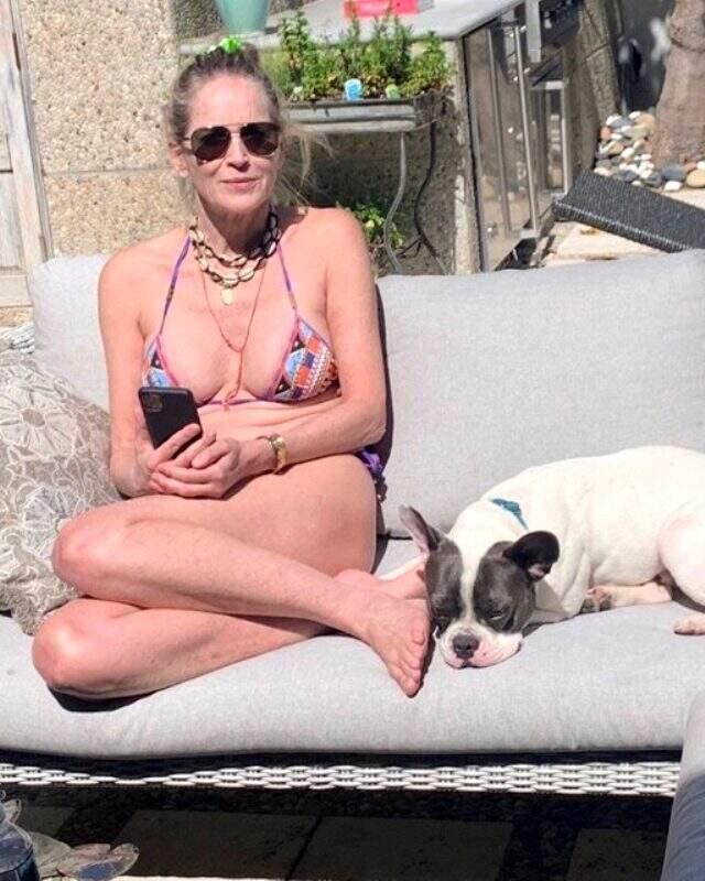 62 yaşındaki Sharon Stone, havuzun önünde kasklı ve bikinili poz verdi