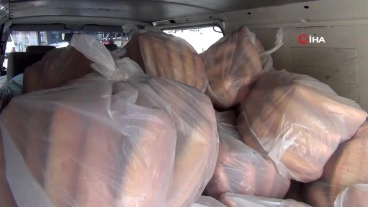 Afyonkarahisar\'da Vefa Destek Grubu ekipleri bayramın 3\'üncü günü de ekmek dağıttı