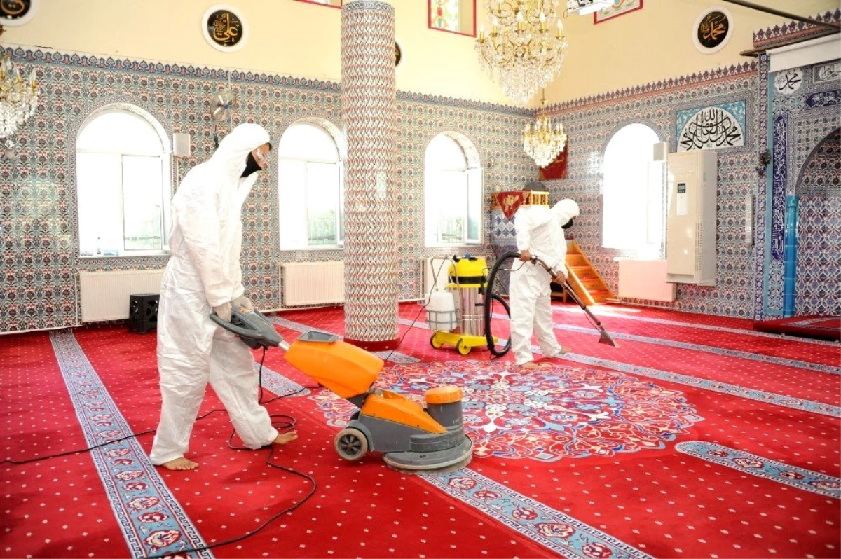 Balçova\'da ibadete açılacak camilere toplu temizlik