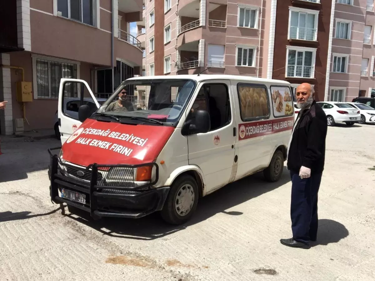 Çiçekdağı Belediyesi vatandaşa ekmek dağıtımında öncü oldu