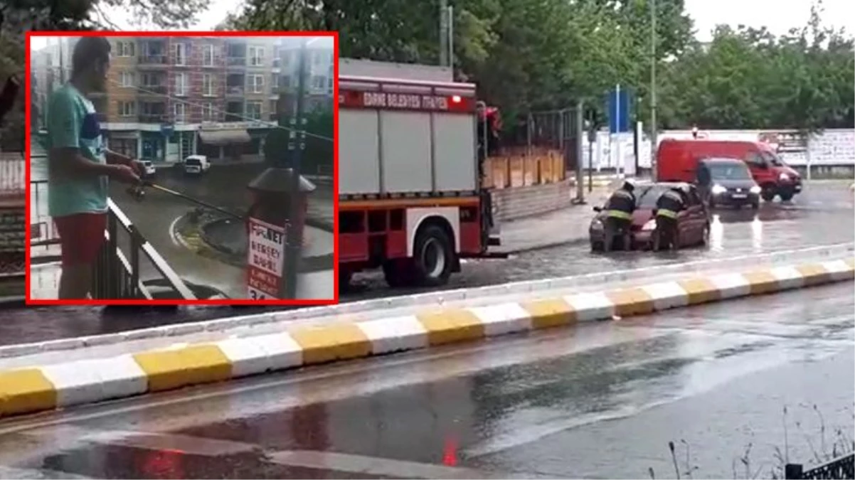 Edirne\'yi sağanak yağış vurdu, bir vatandaş göle dönen sokağa olta attı