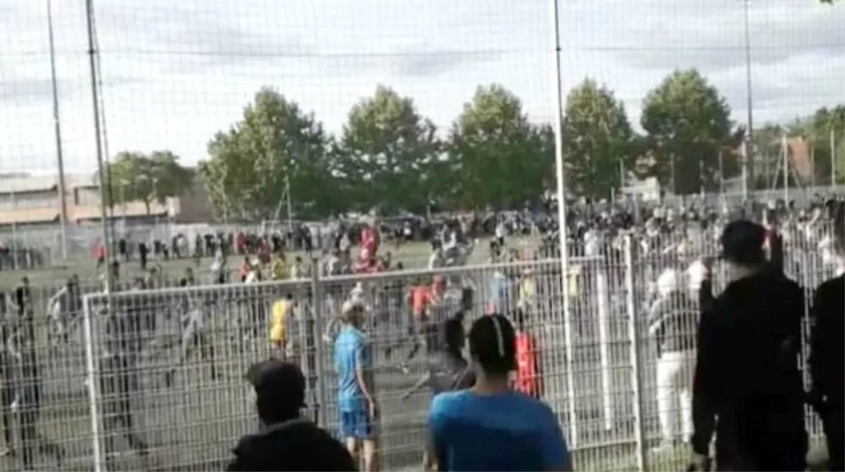 Fransa\'nın Strasbourg kentinde oynanan yasa dışı maçı 400 kişi izledi, polis müdahale etti
