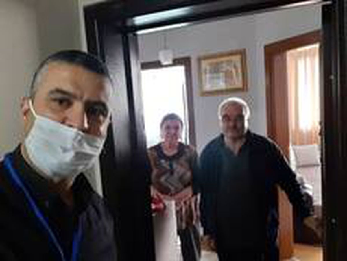 İmam, cemaatin bayramını evlerinde kutladı