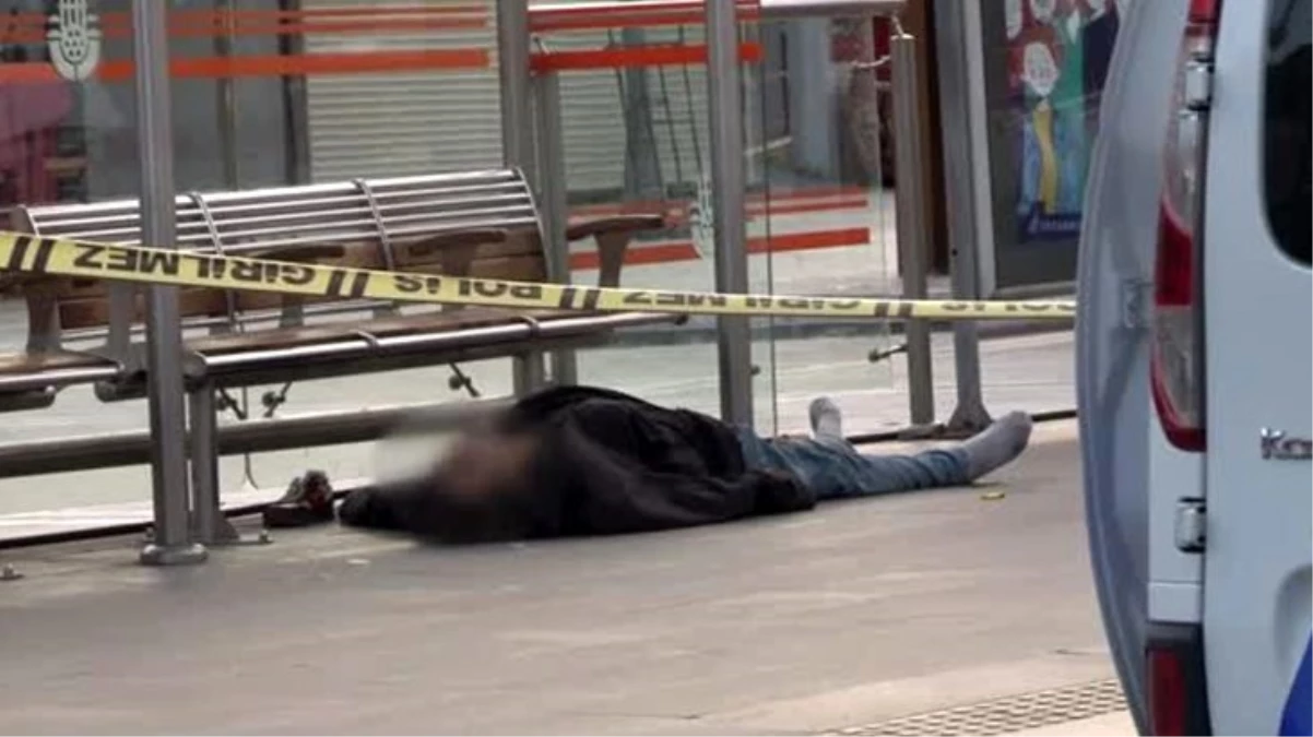 İstanbul güne bu manzarayla uyandı! Beyazıt tramvay durağında erkek cansız bedeni bulundu