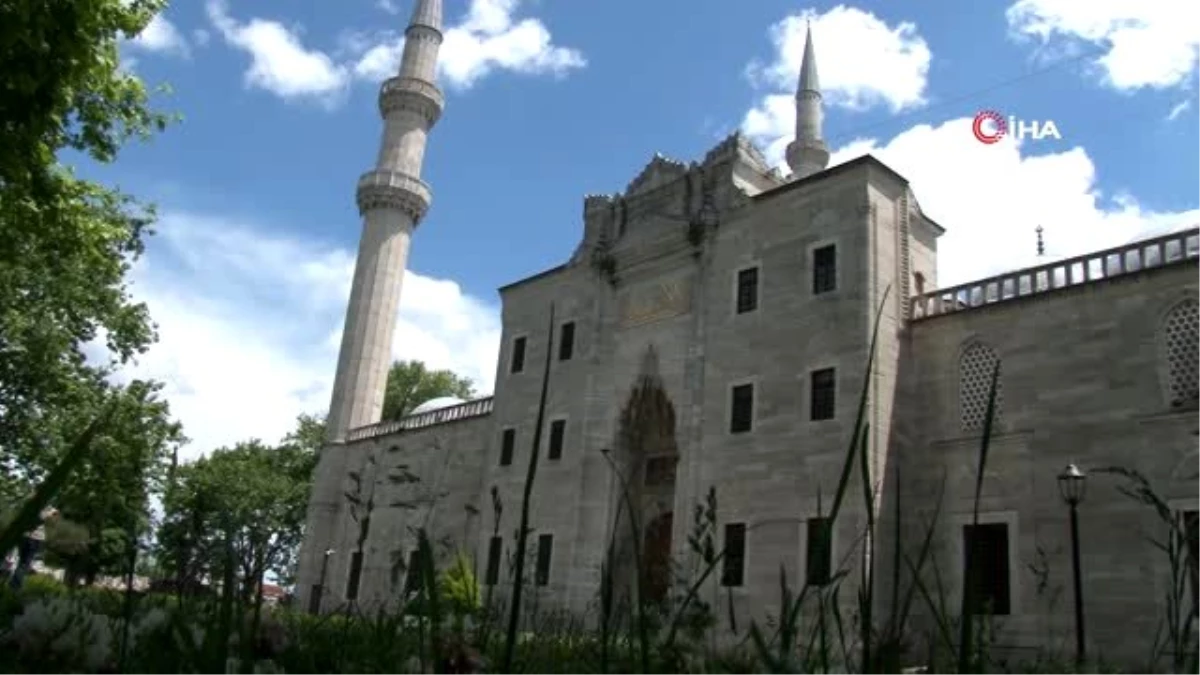 İstanbul\'un tarihi camileri Cuma namazına hazırlanıyor