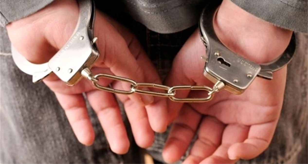 İzmir\'de 17 yaşındaki genç kızı taciz ederek gasp eden 2 kişi tutuklandı