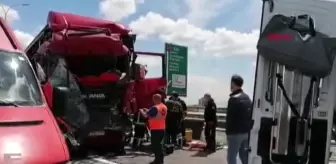 KOCAELİ TIR'ların çarpıştığı kazada meyve ve sebzeler yola saçıldı