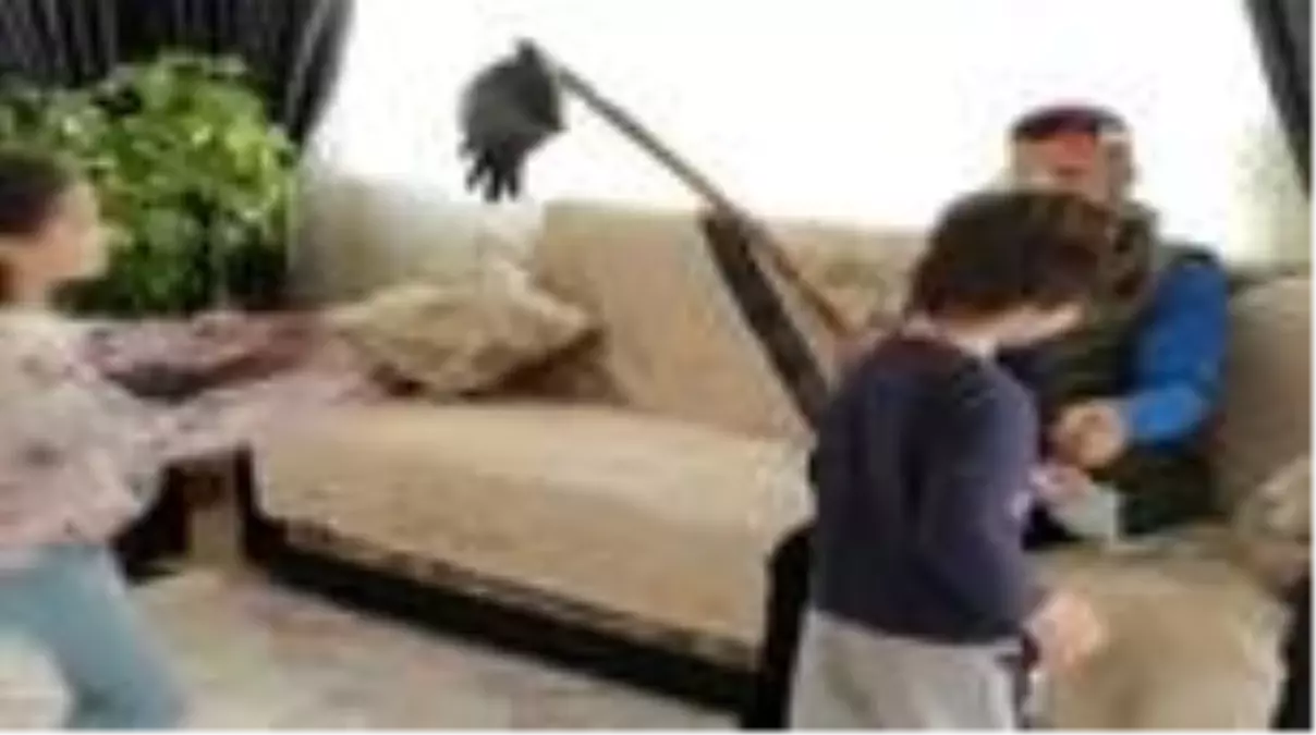 Korona virüs bayramda el öpme geleneğine engel olamadı