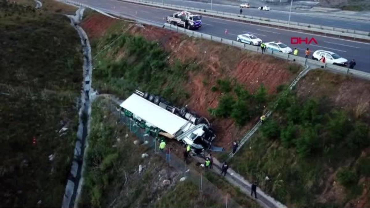 KUZEY ÇEVRE OTOYOLUNDA TIR UÇURUMA YUVARLANDI