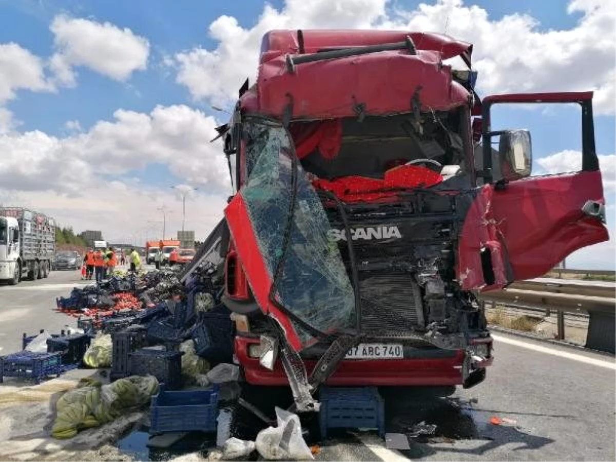 TIR\'ların çarpıştığı kazada meyve ve sebzeler yola saçıldı