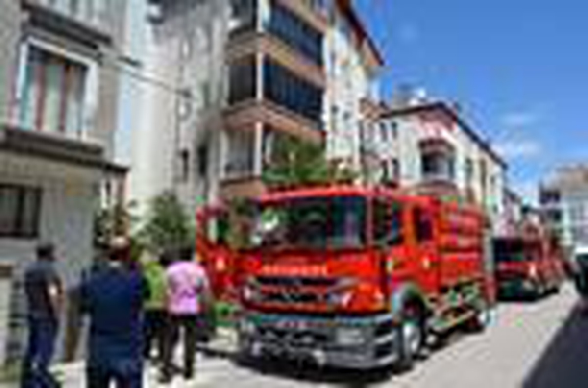 Yangın çıkan evlerinde muhabbet kuşu ölen Ekin\'in gözyaşları