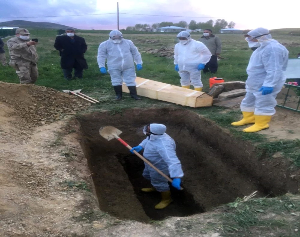 Yasak olmasına rağmen taziye düzenlenen mahallede ilk ölüm