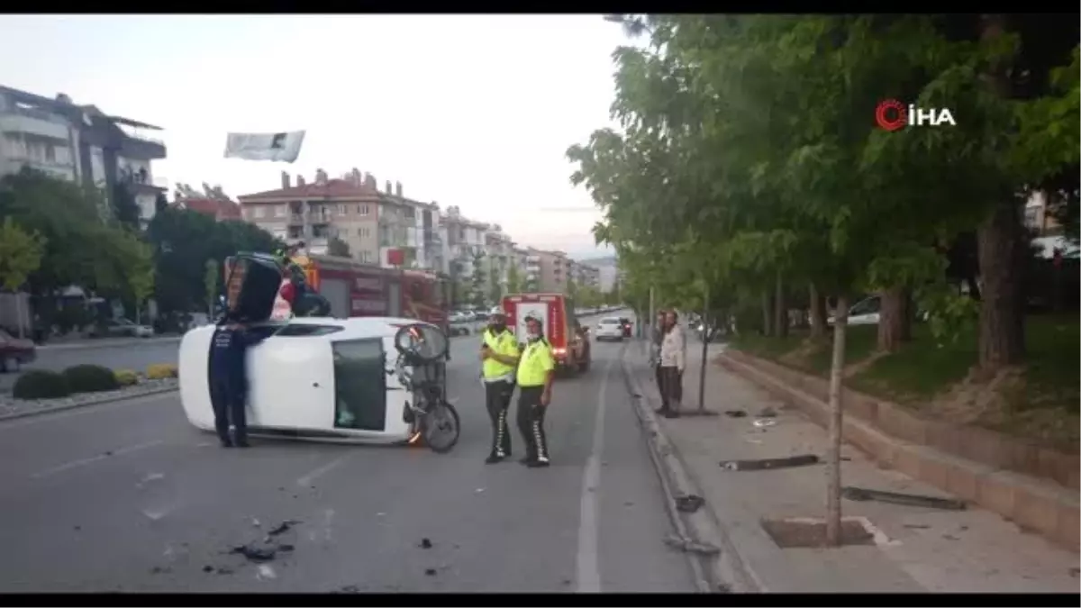 Aydınlatma direğine çarpıp yan yatan otomobilden burnu kanamadan çıktı