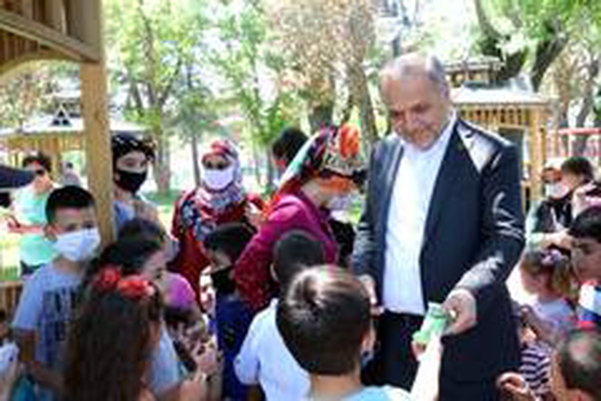 Başkan Üçok\'tan çocuklara hem sürpriz hem müjde
