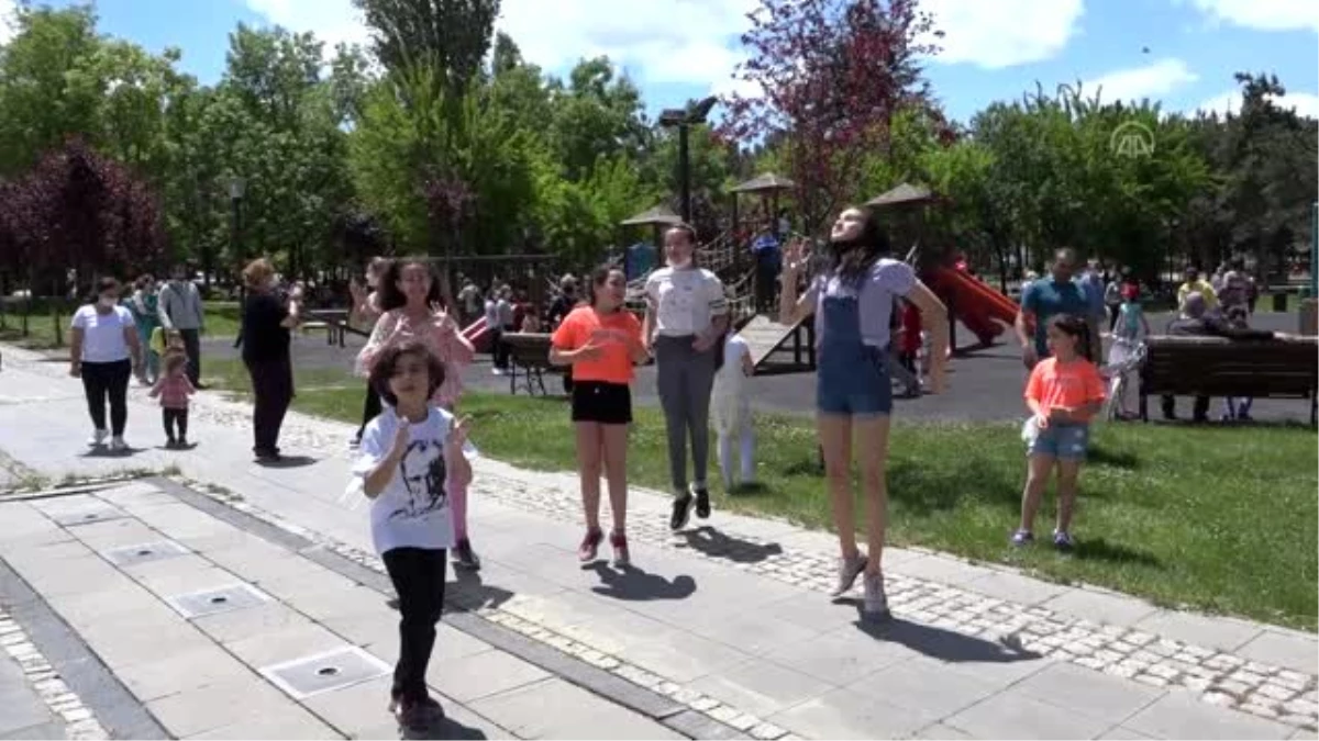 Çankaya Belediyesi, sokağa çıkan çocuklar için eğlence düzenledi